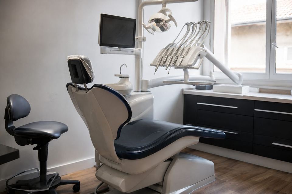 Fauteuil de soins dentaires dans un cabinet, lumière naturelle, sans marque