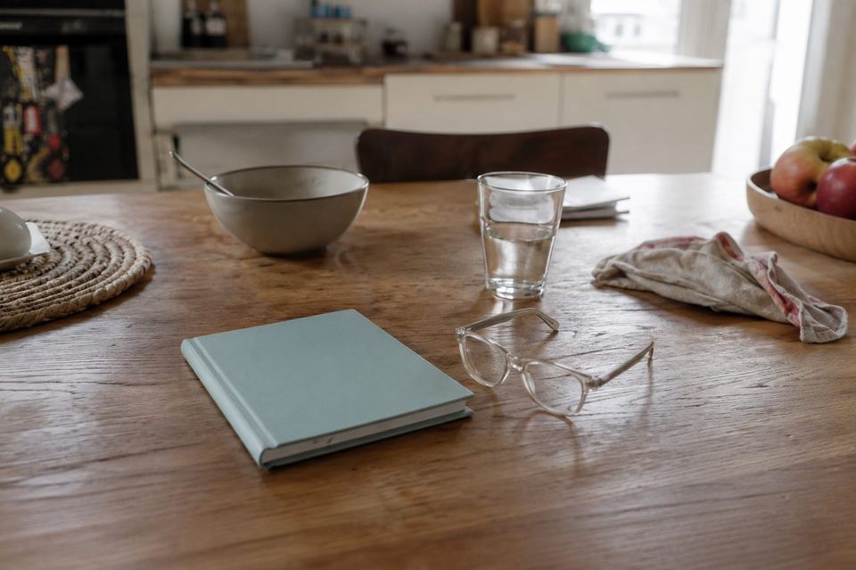 Carnet de santé et documents de mutuelle famille sur une table de cuisine
