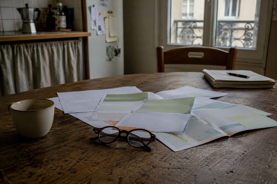 Lunettes et documents de complémentaire santé sur une table, intérieur calme